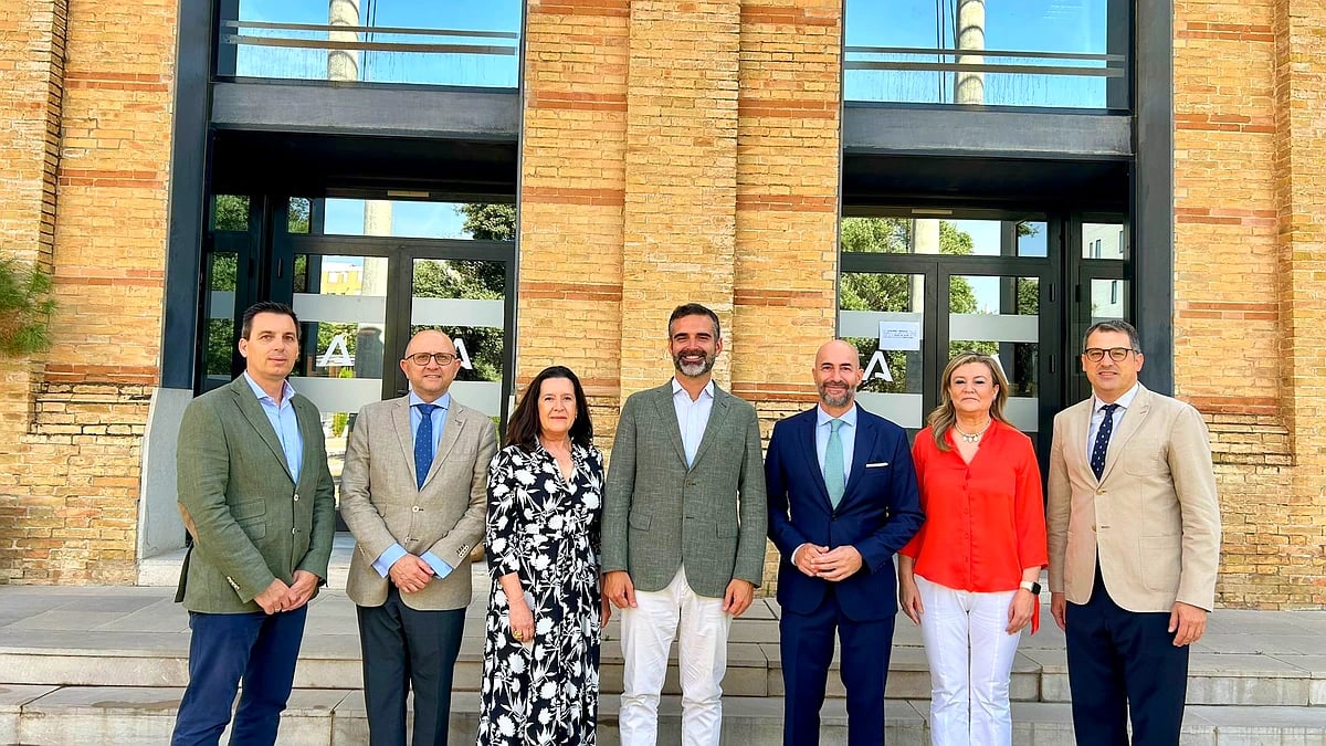 El consejero de Agricultura mantiene un encuentro de trabajo con representantes de Landaluz