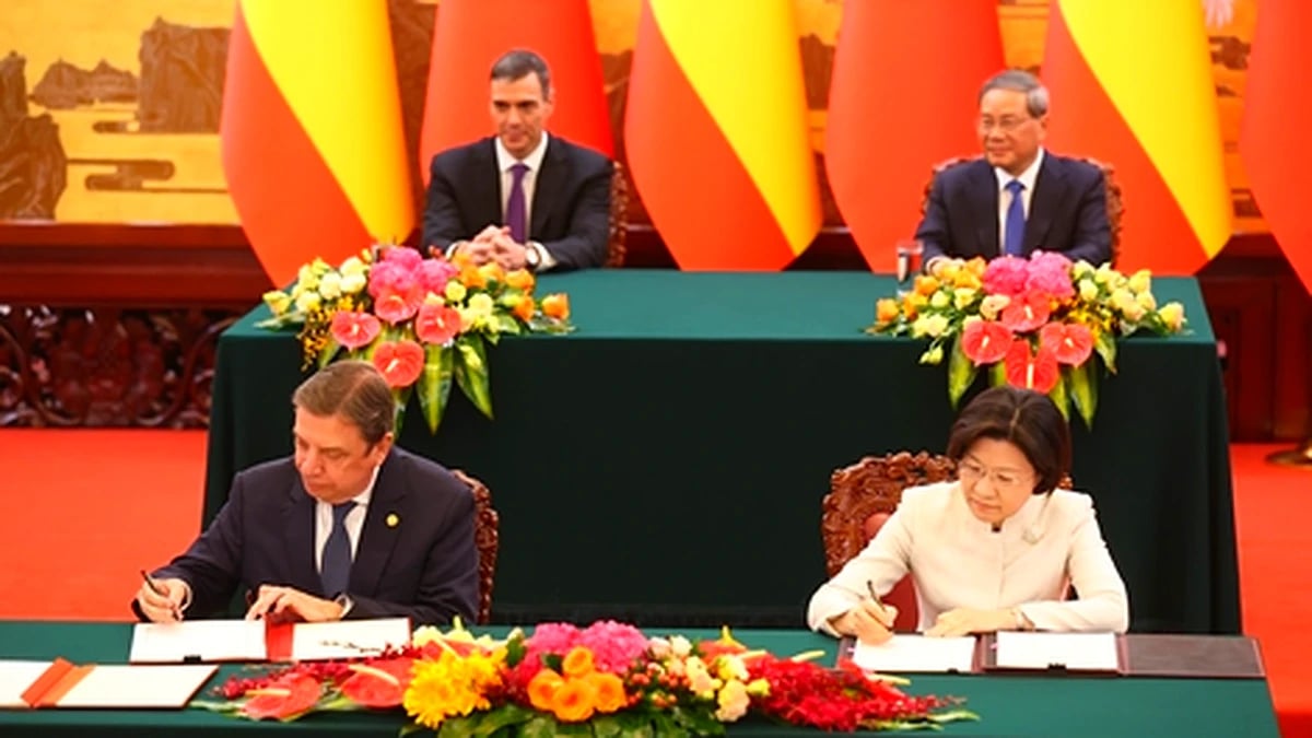 España y China firman nuevos protocolos de exportación de cerezas y porcino