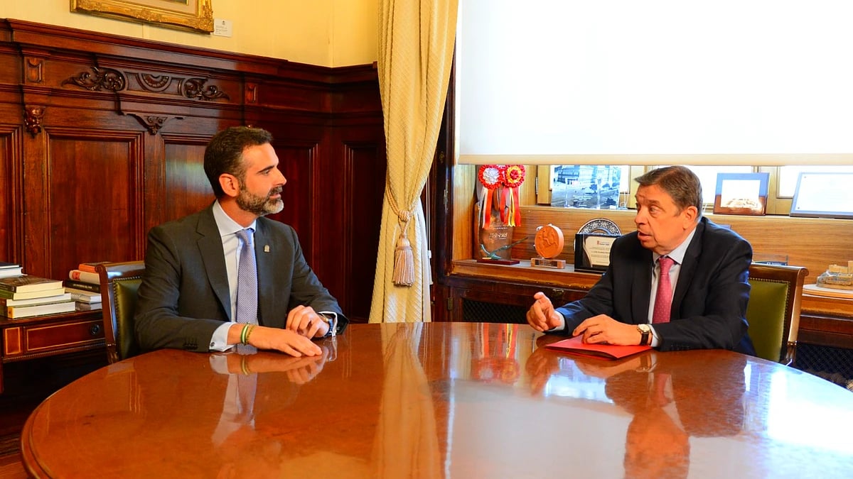 Fernández-Pacheco entrega un documento a Planas con las principales demandas del campo andaluz