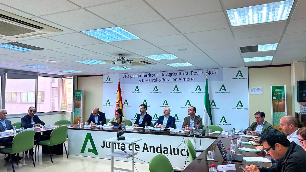 La Junta se reúne con Hortyfruta para avanzar en la gestión de los residuos plásticos agrícolas