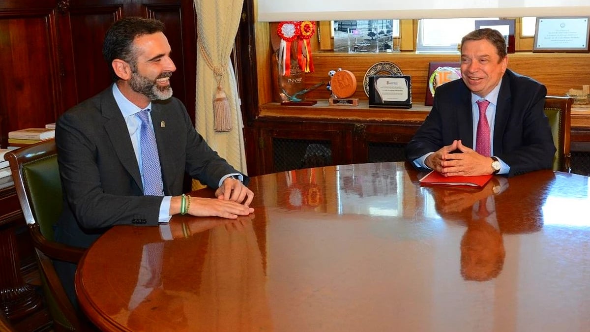 Luis Planas se reúne con el consejero de Agricultura, Pesca, Agua y Desarrollo Rural de Andalucía para abordar asuntos de interés agroalimentario